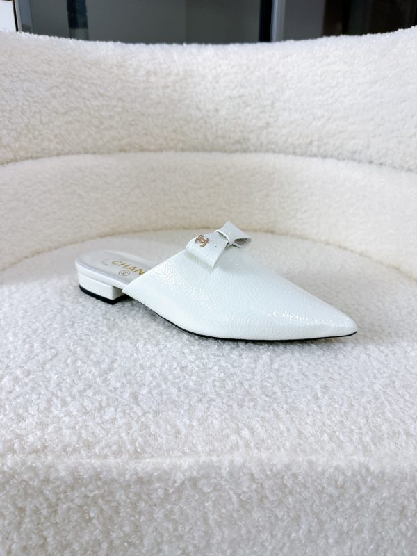 CHANEL 25A Crumpled Patent Sandals