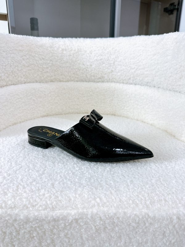 CHANEL 25A Crumpled Patent Sandals